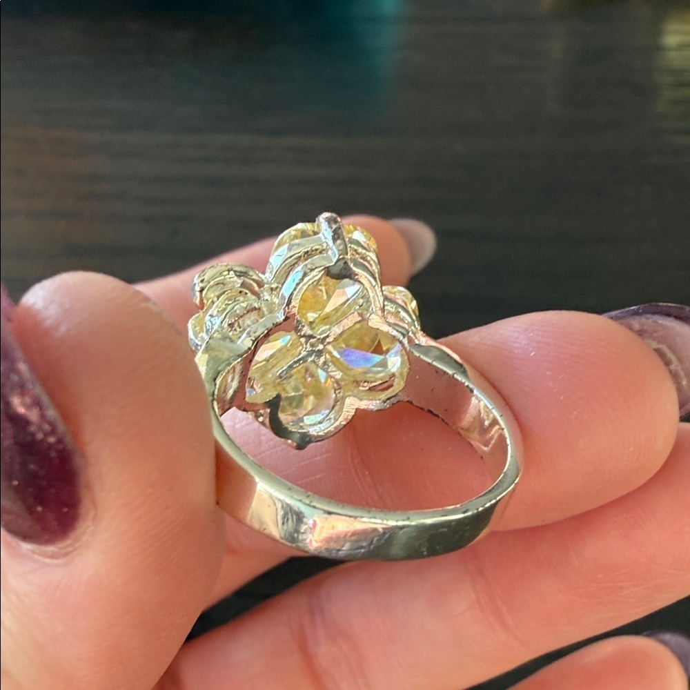 Elegant Gold Flower Ring - Picture 3 of 3